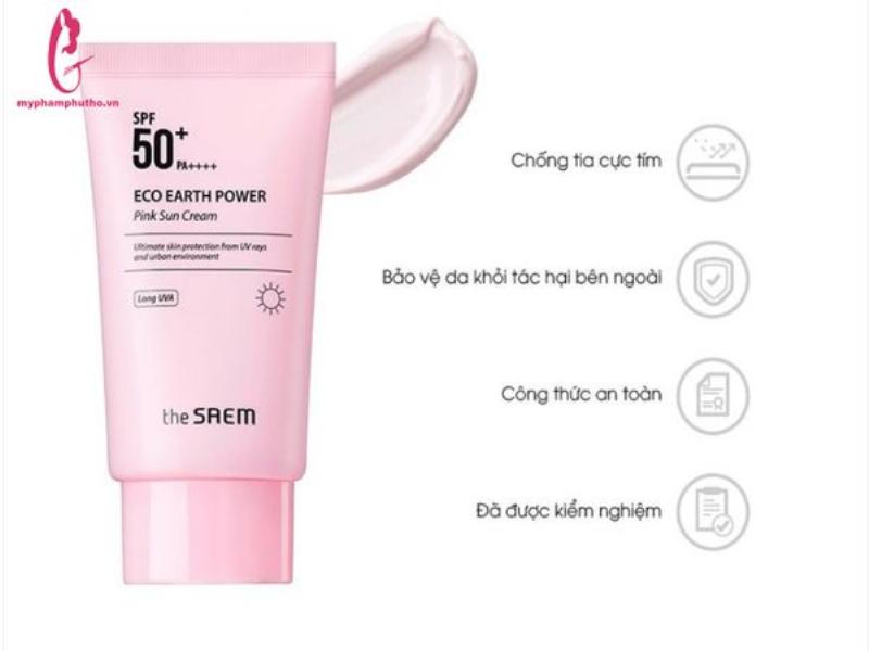 Hình minh họa một người có làn da nhạy cảm/da mụn đang cẩn thận thoa kem chống nắng The Saem Eco Earth Power Pink Sun Cream. Biểu cảm nhẹ nhàng, chú trọng vào sự dịu nhẹ. Gần đó có thể để hình ảnh thử kem lên cổ tay hoặc một vùng da nhỏ.